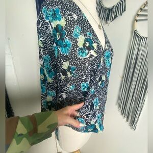 WAYF shades of blue floral print black white half sleeve crossover front size S